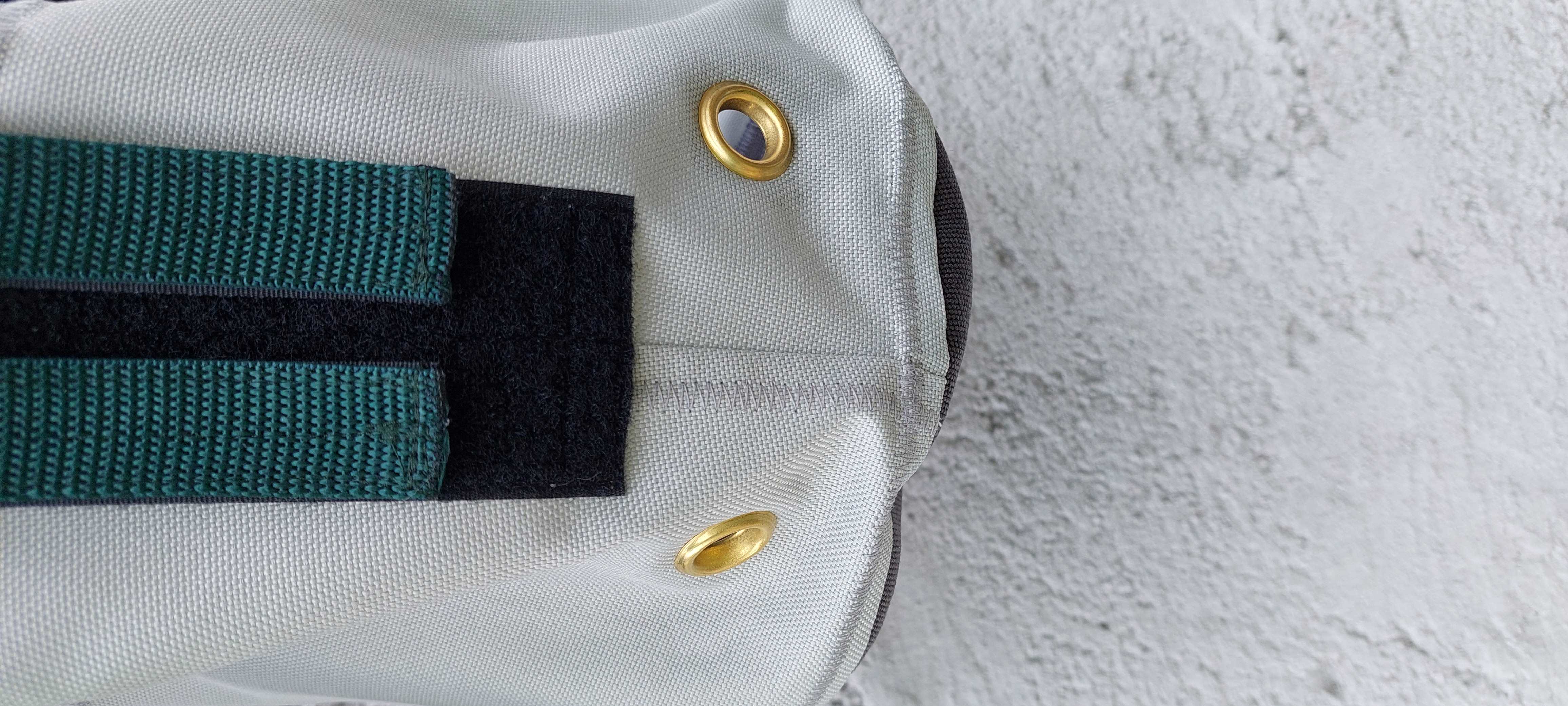 Hietakko takaosan ilmastointireiät ja kiinnitystarrat.